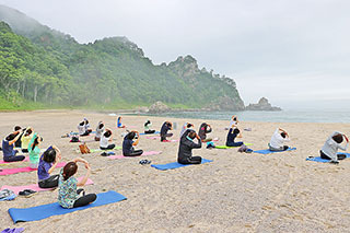 31_320beachyoga.jpg