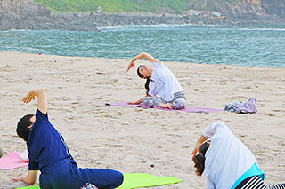 32_320beachyoga.jpg